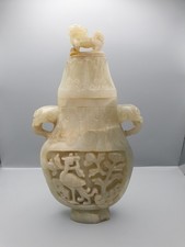 China Deckelvase aus Stein/Jade, handgeschnitzt mit Pfau- und Löwenmotiv