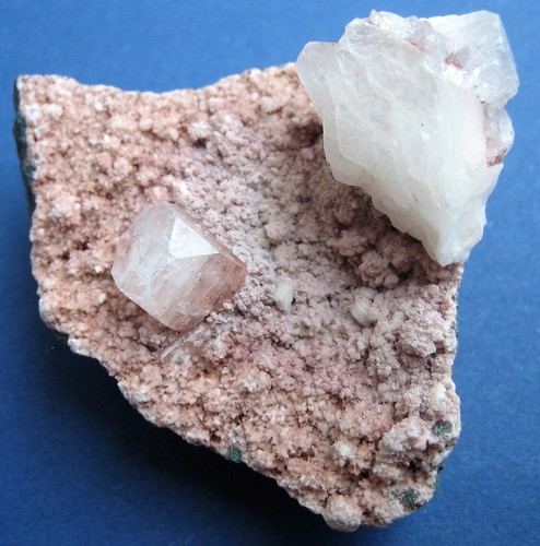 Apophyllit auf chalcedon - apophyllit,