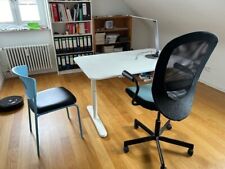 Büroarbeitsplatz mit Ikea-Tisch, Ikea-Bürostuhl und Tro-Tronics-Tischleuchte