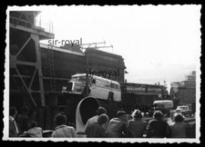 Omnibus wird auf Schiff