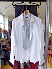 1 Oberhemd m. Krawatte, sowie