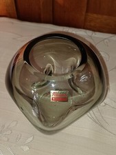 Kubisch geformte grüne Vase