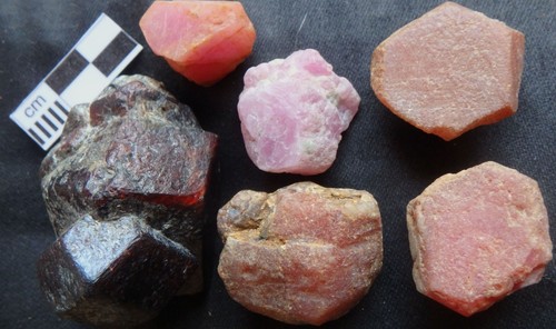 Mineralien granat korund - granat,