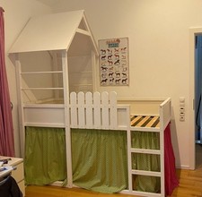 Ikea Bett Kura ergänzt um ein Dach / Himmel