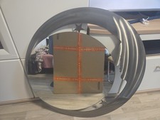 grosser Spiegel mit Mondgesichtrahmen