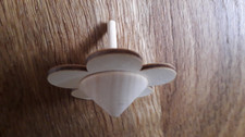 naturfarbener Kreisel aus Holz in Blumenform * 5,5 cm breit * 5 cm hoch