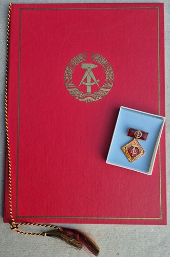 Ddr medaille aktivist - "aktivist, der