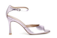 SANDALE AUS LAMINIERTEM LEDER