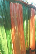 India Gardine Bollywood fensterfertig m. Schabrake Voile grün-orange-gold defekt