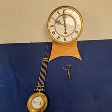 Altes Uhrwerk mit Zubehör auf