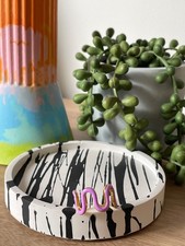 Moderner gewellter lila