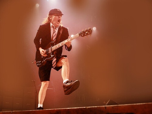 Hier angus young - /,