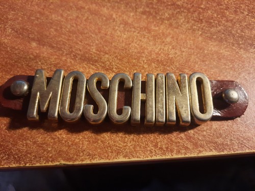 Schriftzug der marke moschino - schriftzug,