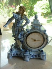 Porzellan Tischuhr mit Rokoko Figur