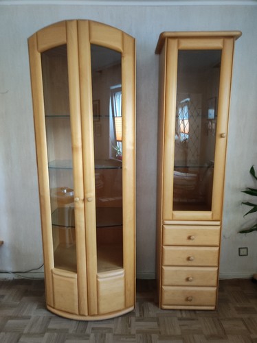 Zwei glasvitrinen eine mit - zwei, glasvitrinen: