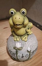 Tolle Gartendeko Frosch auf Kugel