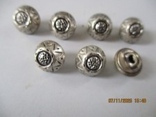 7 kleine  Metallknöpfe