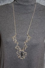 HALSKETTE SILBER FARBEN AUS METALL 48 CM WIE HIRSCH GEWEIH MIT SCHWARZEM STEIN