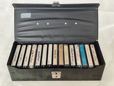 Aus einer Auflösung: Musikkassetten mit Kassetten Box