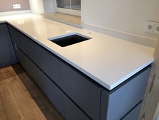 weiße Küchenarbeitsplatte