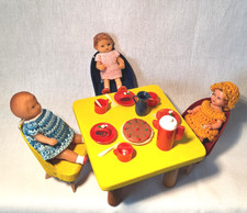 alte kleinere Puppenstube Tisch Stühle Geschirr 3 Püppchen