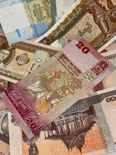 100 verschiedene banknoten aus - 100,