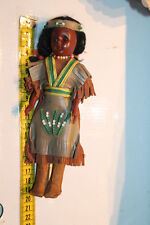 alte Indianer Puppe mit schöner Lederkleidung Perlenketten 19 cm H
