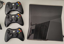 X-Box Kinect mit drei Controllern und diversen Spielen zu verkaufen