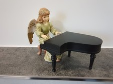 Goebel Gloria Engel spielt Klavier, ohne Notenständer
