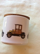 antike Keramikdose mit Oldtimerdesign und Holzdeckel