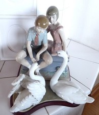 Porzellanfiguren Lladro Ein Junge und ein Mädchen füttern Schwäne ca. 35 cm hoch