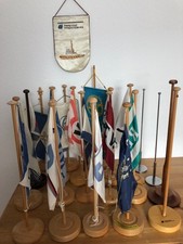 21 ?alte Tischflaggen, Wimpel, Fahnen, Reedereien, mit Holzständer/Masten ?