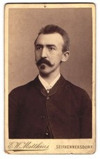 Fotografie E. W. Matthias, Seifhennersdorf, Herr mit Spitzbart und Igelfrisur i 