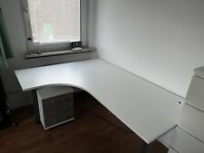 großer weißer Eckschreibtisch