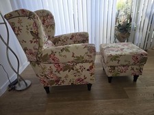 Sehr schöner Ohrensessel mit Hocker in Webstoff- Blumenmuster mit Echtholzfüße.