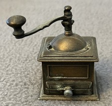 PLAY ME Kaffeemühle Metall Miniatur Setzkasten 4 x 6 cm Deko Vitrinenobjekt