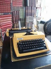 Antike Schreibmachine in gelb