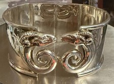 Gegensätzliche Widderköpfe