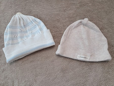 Set 2 Baby Mützen Neugeborene, hellbeige + hellblau gestreift, u.a. H&M, Gr. 56