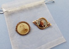 zwei antike Brosche Fotobrosche Militarist und eine gemalte Porträtbrosche ?