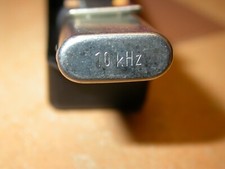 Quarz OSZILLATOR 10KHz mit Fassung ALTER STIL HC48  XTAL sehr Selten L#025-7