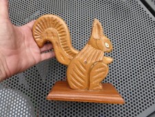 Vintage Holz Nussknacker Eichhörnchen auf Sockel. Augen bemalt