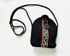 Schwarze Tasche mit Bommel