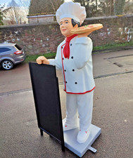 Pizzabäcker mit Pizza und