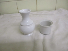 Kleine weiße Vase und Blumenübertopf