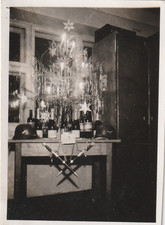 Foto WH Weihnachten auf Stube Christbaum mit Dolche Stahlhelme u. Sekt 2wk