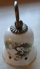 Weihnachtsglocke 1991 - Schlittenfahrt - Porzellan/Mess. -13,0 cm hoch, 9,5 cm