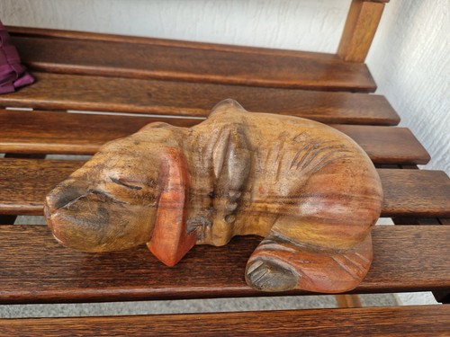 Geschnitzte holzfigur hund - holzfigur,