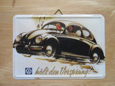 Blechpostkarte VW Käfer hält den Vorsprung 10cm x14,5cm Volkswagen *