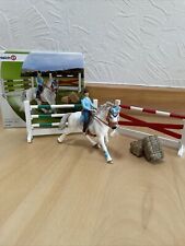 SCHLEICH Farm Life 42190 Turnierset Turnierpferd Reiter Hindernisse Sattel OVP